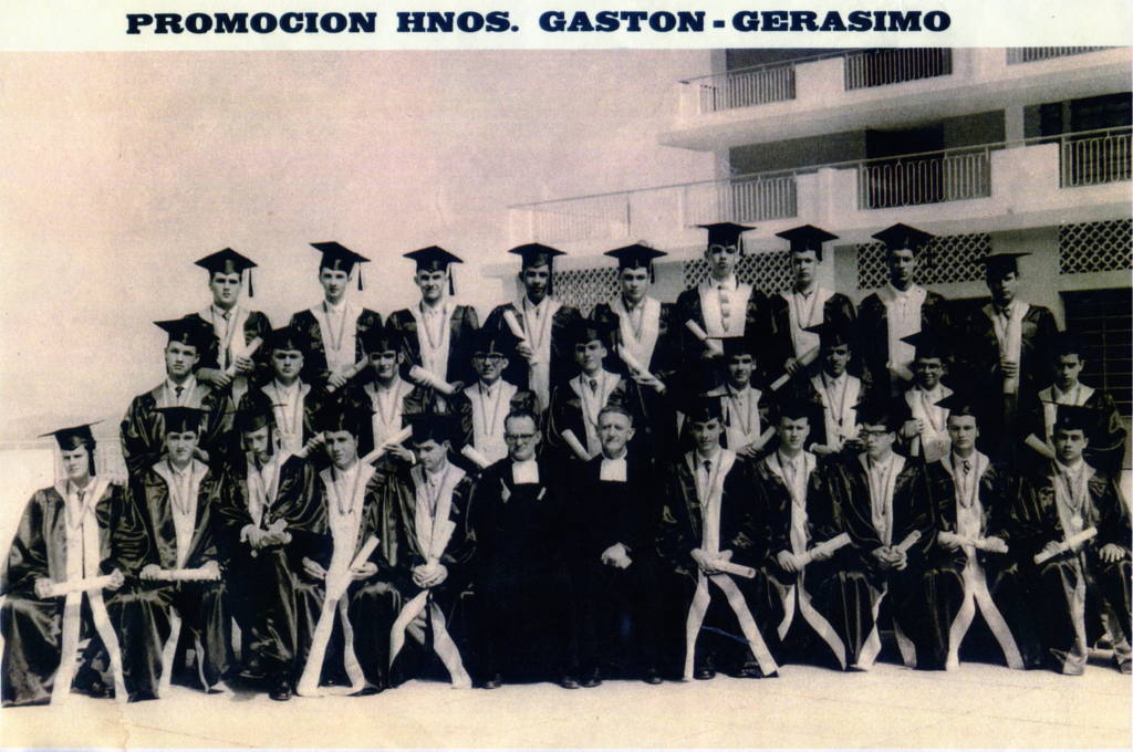 Primeros bachilleres de La Salle La Colina (1959). Alcalá sentado a la derecha del Hno. Gastón, 1er. Director. (Clic amplía).