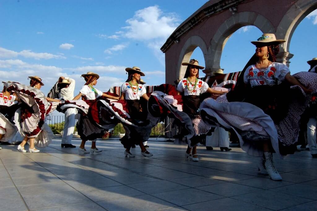 Bailarines de la Escuela de la Música Mexicana