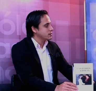 Néstor Luis González con mi libro